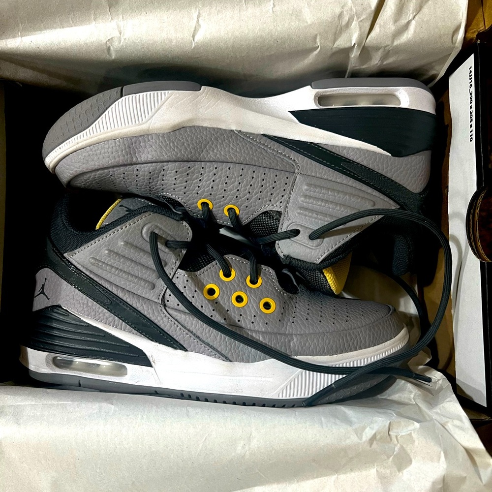 Big boys Jordan Aura 5 basketball shoes